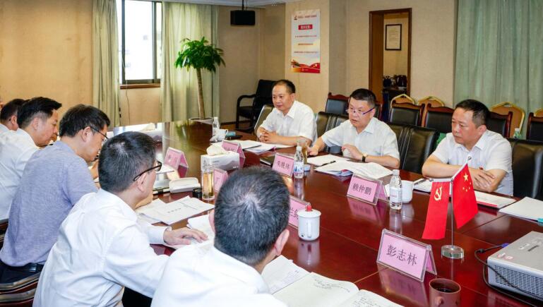 AG真人娱乐集团党委召开比照党章党规找差别专题聚会
