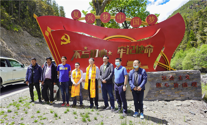 AG真人娱乐集团党委书记、董事长任丁率队赴麻格同村推进对口帮扶事情
