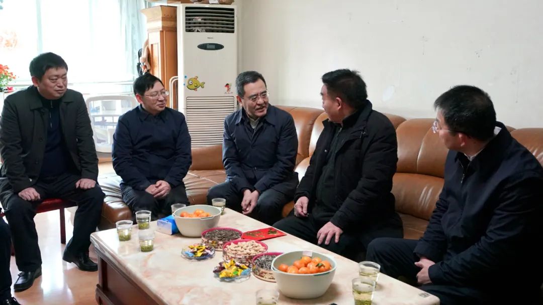 省国资委党委书记、主任冯文生等向导走访慰问省AG真人娱乐集团老党员、老干部