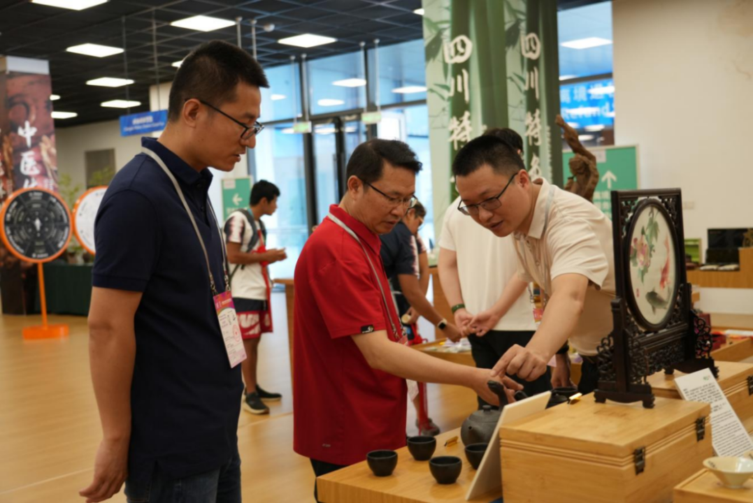 省AG真人娱乐集团向导到大运村“有礼在四川”四川特色商品馆调研指导事情