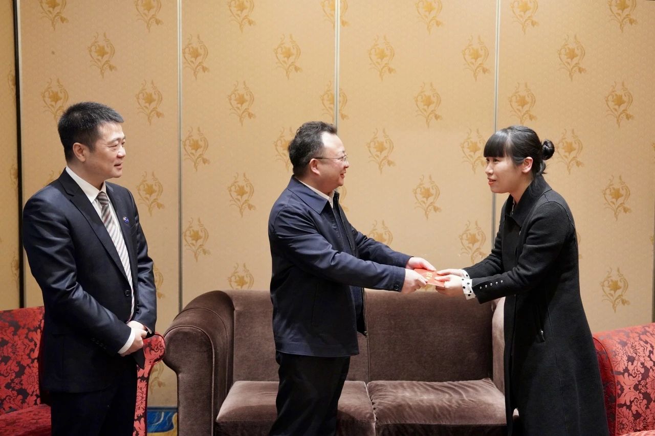 省国资委党委委员、副主任何政一行走访慰问省AG真人娱乐集团生涯难题党员