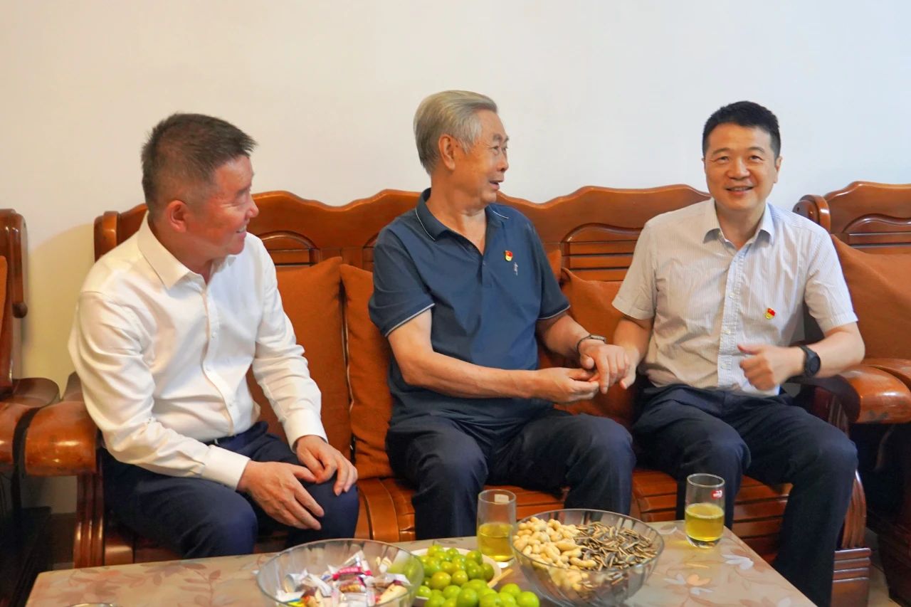 省AG真人娱乐集团党委书记、董事长游勇开展“七一”走访