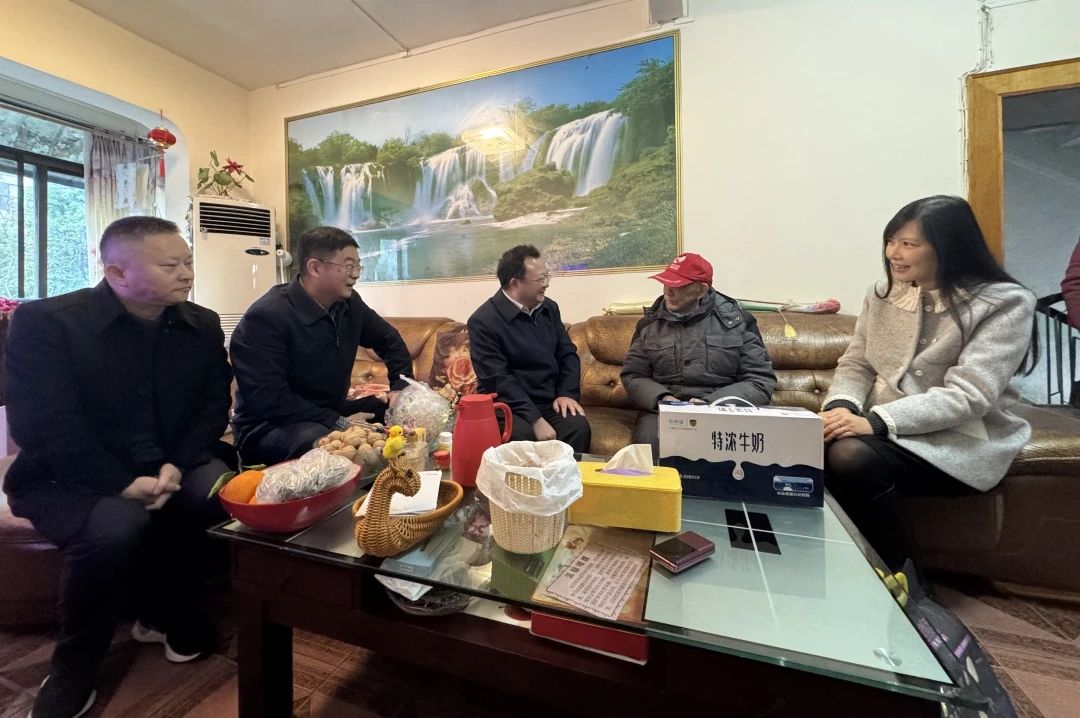 省国资委党委委员、副主任何政走访慰问省AG真人娱乐集团老党员、老干部